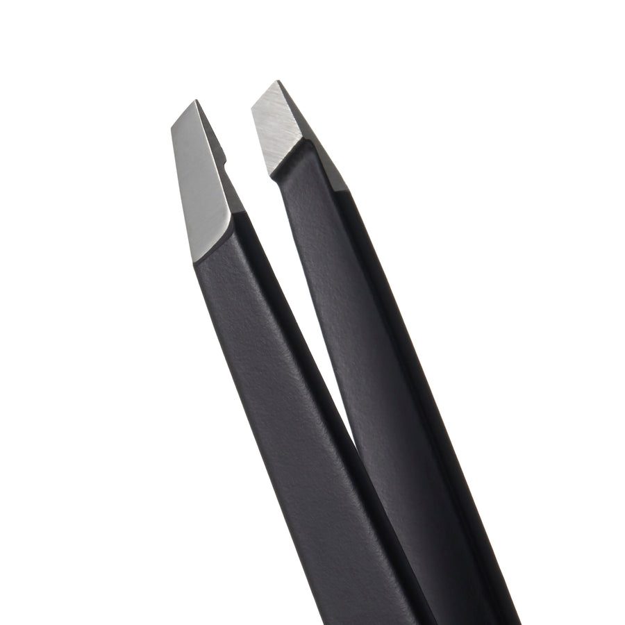 Browgame Signature Slanted Tweezer Blackout - Koch Parfymeri